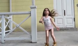 3岁女孩爆料爸爸视频,萌态十足引网友热议